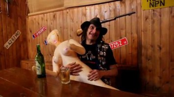 Купили в магазине
Резиновую Зину,
Резиновую Зину
В корзинке принесли.
Она была разиней,
Резиновая Зина,
Упала из корзины,
Измазалась в грязи.
Мы вымоем в бензине
Резиновую Зину,
Мы вымоем в бензине
И пальцем погрозим:
Не будь такой разиней,
Резиновая Зина,
А то отправим Зину
Обратно в магазин.