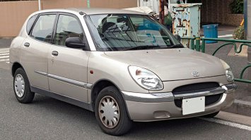 Ага. Вот это чудище. Toyota Duet (да в ней постоянно дует), она же Дайхатсу Стори.

4x4
Постоянный полный. 
Размер чуть больше Матиза.
Расход по городу - 12 литров.