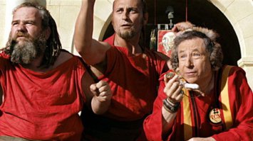 10 фото знаменитостей, где они валяют дурака