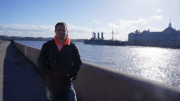 Что же вы фотографируетесь на фоне раздолбанных гранитных плит на набережной?И вообще на фоне этого <span style='color:gray'>[мат]</span> и щ н о г о города?Парков в городе нет? Зелени?Вам пальцем ткнуть где всё это в Питере находится?В асфальт видите ли всё укатали. А что, в пяти миллионном городе должны быть поля или леса? Ответом можете себя не утруждать.