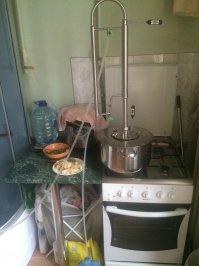 Полное гавно а не аппарат.Вот достойный,80-85 градусов на выходе,после 2й перегонки.
Брага у меня готова через 7дней.