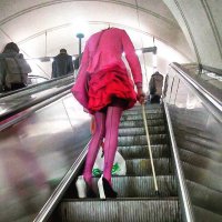 Она тут лишняя, потому что ярко одевается не из-за каких-то "модных" причуд, а потому что она незрячая и это ее способ выделить себя из толпы, поскольку "незаметных" людей с тростью и очками игнорируют/толкают/сбивают с ног...