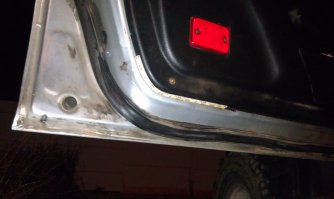 Тогда не в зеркалах нужно, а в низу двери. 
Иначе, когда откроешь дверь, то свет "уйдет". 

Я так себе сделал. Бюджетненько. :) 

Пришлось ленты ставить, т.к. низ двери не параллелен земле. 
А врезные фонари, которые купил для этого, потом в "габариты" встроил. Хорошо получилось.