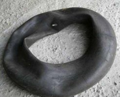 Я камерой дверь выпрямлял.