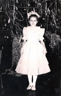 1979,я- Мальвина. Популярный в те годы метод:5-7 рулонов гофрированной бумаги по 7 коп. и пара метров киперной(так, кажется) ленты. Мама сшила мне розовый наряд, сестре голубой.