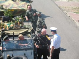 Дойчен зульдатен уд зер оффечцирен! Тише, тише а вдруг остановят! Ну блин , нашего арийца Тарасика снова прав лишат.. =(