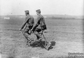 Немецкие солдаты добывают электричество с помощью велогенератора. Первая Мировая война