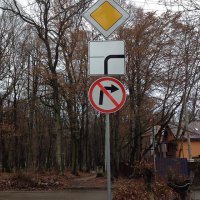 так а в чем проблема? Справа одностороннее движение до перекрестка, поворачивать можно только на второстепенную налево..