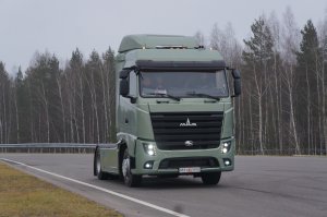 Автор, держи картинку машины, которую не смог снять.
Это седельный тягач МАЗ-5440М9 (4х2). Двигатель турбированный 6-цилиндровый Mercedes-Benz OM 470 мощностью 428 лошадиных сил экологического стандарта Euro-6. Коробка передач автоматизированная 16 ступенчатая MB GO PowerShift G230-16. Задний мост ZF. Кабина - Китай. Недавно в Минске с такой же кабиной и агрегатной базой сделали шасси 6х4 - МАЗ-6312М7.
Кстати, поясню - эти машины в основном ориентированы на европейский рынок (отсюда и Euro-6). Их покупает Восточная Европа и Балтия потому что минский грузовик дешевле европейских конкурентов примерно на 40 процентов, и работает принцип "за эти деньги пусть ломается"...