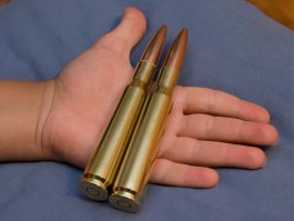 SAKO варминт из коробки делает 1 МОА и стоит гораздо дешевле! в свое время лучшей винтовкой считалась от "царь пушки" но происками конкурентов у них отобрали лицензию. многие склоняются что это был орсис ... а так из отечественных ДА . эта сейчас лучшая! но я из TIKKA T3 в гильзу от 308 на третьем патроне делаю ( с холодного ствола), а есть люди на 1,5 км суслика берут! а армейские соревнования к высокоточке не имеют отношения вообще! там другие стандарты. на фото патрон 50 калибра в сравнении с 308 7,62х51 крайний с слева.и стрельба на 121 м. это вообще неочем!