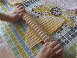 Похоже на скалку для раскатки лапши.