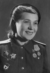 Анна Александровна Маргелова (Куракина). Впервые встретилась с Василием Филипповичем на Финской войне, когда его, тяжело раненого, привезли в санбат из рейда на самодельных нартах. Сделала операцию, спасла ноги. И с тех пор не расставалась с ним ни в мирное время, ни на войне. Ещё дважды своими руками делала ему операции, возвращая в строй.
