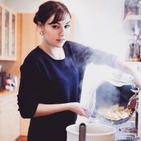 Показал жене эту фотку, сказал что это жена моего друга с работы. Спросила, зачем так много макарон при её фигуре.