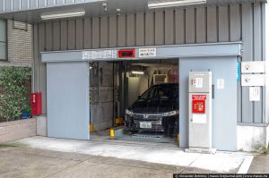 "Иногда они спрятаны в самых непривычных местах."
А при чём тут "непривычные места парковки" и автомойка?