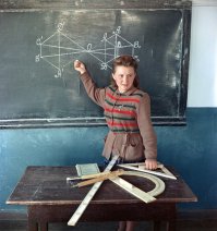 С 85-го по (минимум) 95-ый год помню в школе были такие-же циркуль, линейка, угольник и транспортир