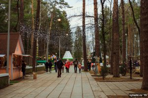 Фото от 26 декабря. Никогда такой зимы в Обнинске не было...только вчера похолодало с +7 до -4, но снега нет. Гисметео говорит, что снег "возможен в среду", но видимо это будет первый новый год на моей памяти без снега вообще. Вот такие пироги, с НАСТУПАЮЩИМ!!!
Фото от 26 декабря. Никогда такой зимы в Обнинске не было...только вчера похолодало с +7 до -4, но снега нет. Гисметео говорит, что снег "возможен в среду", но видимо это будет первый новый год на моей памяти без снега вообще. Вот такие пироги, с НАСТУПАЮЩИМ!!!