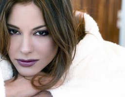 У дочери Орнеллы Мути Найке Ривелли фамилия не «Мути» оттого, что Орнелла Мути — это лишь сценический псевдоним Франчески Романа Ривелли. Найке Ривелли (Naike Rivelli), первая дочь Орнеллы, родилась 10 октября 1974 года в Германии в столице Баварии городе Мюнхен (итал. Monaco di Baviera). Училась в Риме в «Международной школе театра» (итал. la Scuola Internazionale di Teatro di Roma). Карьеру киноактрисы начала в 1990 году, снявшись в свои 16 лет в фильме «Путешествие капитана Франкасса» («Il viaggio di Capitan Fracassa»). Это одна из кинокартин прославленного итальянского режиссера и сценариста Этторе Скола (итал. Ettore Scola). Одну из главных ролей в этой картине сыграла мама Найке — Орнелла Мути. После этого снялась еще в 13 различных художественных и телевизионных фильмах. Не стесняется сниматься в пикантных сценах и в эротической фотографии. Кроме съемок в кино, Найке Ривелли работает еще как фото-модель и манекенщица.
Сравните... дочь, своей матери.