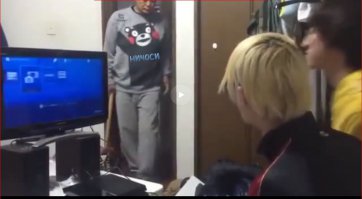 Строгий отец кувалдой разгромил игровую приставку сына