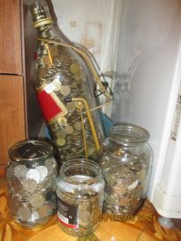 Бутылка 4.5л. + банка десяток за 2 года собрал, еще пятаки и двушки с рублями ) Еще не поменял!  В прошлый раз бутыля хватило на поездку в египет ) 34к. было!