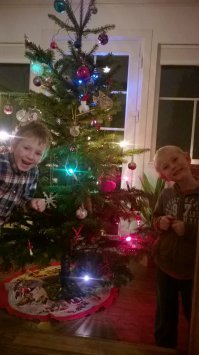 А вот наша ёлочка с сыночками Младший постарался, повесил все что нашёл на ёлочка, ничего в коробке не оставил
