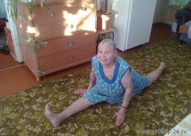 Девушки садятся на шпагат