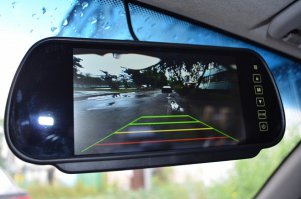 Сейчас подобные устройства активно используются в автомобилях, если нет штатного монитора. На дисплей, встроенный в зеркало заднего вида, передается изображение с камеры или видеорегистратора. Очень удобно и скрыто от посторонних глаз!