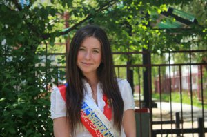 Да разве разберешь сейчас кто из них получиться по виду и по одежде ничего не скажешь. Вот пример вполне приличная девушка и очень красива а одета то как скромно и кем стала. Порно актриса  и внешность себе она уже переделала под порно фильмы заточенную.