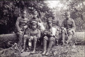 "Разрыв шаблона. Немецкие солдаты празднуют Хануку, 1916"
Дорвём шаблон: два солдата кайзеровской германии, неизвестный пехотинец и кавалерист Йозеф Мамбо. Польский "добрий жолнеж". На последней, в кружке, Хорст Сабек-эль-Чер, мулат, сын чернокожего военного музыканта и истинной арийки. Служил санитаром, воевал под Сталинградом, вынес из-под огня десятки раненых. Умер после войны.