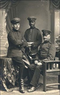 "Разрыв шаблона. Немецкие солдаты празднуют Хануку, 1916"
Дорвём шаблон: два солдата кайзеровской германии, неизвестный пехотинец и кавалерист Йозеф Мамбо. Польский "добрий жолнеж". На последней, в кружке, Хорст Сабек-эль-Чер, мулат, сын чернокожего военного музыканта и истинной арийки. Служил санитаром, воевал под Сталинградом, вынес из-под огня десятки раненых. Умер после войны.