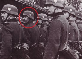 "Разрыв шаблона. Немецкие солдаты празднуют Хануку, 1916"
Дорвём шаблон: два солдата кайзеровской германии, неизвестный пехотинец и кавалерист Йозеф Мамбо. Польский "добрий жолнеж". На последней, в кружке, Хорст Сабек-эль-Чер, мулат, сын чернокожего военного музыканта и истинной арийки. Служил санитаром, воевал под Сталинградом, вынес из-под огня десятки раненых. Умер после войны.