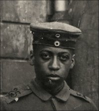 "Разрыв шаблона. Немецкие солдаты празднуют Хануку, 1916"
Дорвём шаблон: два солдата кайзеровской германии, неизвестный пехотинец и кавалерист Йозеф Мамбо. Польский "добрий жолнеж". На последней, в кружке, Хорст Сабек-эль-Чер, мулат, сын чернокожего военного музыканта и истинной арийки. Служил санитаром, воевал под Сталинградом, вынес из-под огня десятки раненых. Умер после войны.