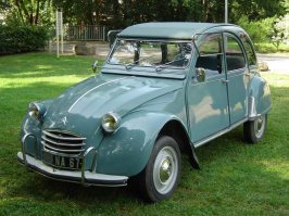 Citroën 2CV
Двигатель маленький и лёгкий оппозитный двигатель воздушного охлаждения (верхнеклапанный, хотя в то время нижнеклапанный ещё был обычным явлением), установленный перед передней осью, что улучшало развесовку переднеприводной машины и понижало центр тяжести
2CV выпускался во многих странах и не один десяток лет. В период с 1948 по 1990 годы было выпущено 3 872 583 собственно 2CV, плюс 1 246 306 небольших грузовичков на его базе, плюс несколько миллионов более поздних модификаций («Диана», «Мехари» и др.) — общий выпуск составил 8 756 688 штук. В 1988 году основное производство оригинального 2CV было перенесено из Франции в Португалию.
Вспомните хоть Луи Де Фюнеса и его жандармов!!