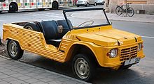 Citroën 2CV
Двигатель маленький и лёгкий оппозитный двигатель воздушного охлаждения (верхнеклапанный, хотя в то время нижнеклапанный ещё был обычным явлением), установленный перед передней осью, что улучшало развесовку переднеприводной машины и понижало центр тяжести
2CV выпускался во многих странах и не один десяток лет. В период с 1948 по 1990 годы было выпущено 3 872 583 собственно 2CV, плюс 1 246 306 небольших грузовичков на его базе, плюс несколько миллионов более поздних модификаций («Диана», «Мехари» и др.) — общий выпуск составил 8 756 688 штук. В 1988 году основное производство оригинального 2CV было перенесено из Франции в Португалию.
Вспомните хоть Луи Де Фюнеса и его жандармов!!