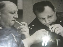 Юрий Гагарин был очень не высокого роста. Что то в районе 160 см. Но, высокорослый атлет просто не вместился бы в капсулу космического корабля.
Детям иногда говорят: "Не кури, а то не вырастешь!"
Гагарин курил. Не вырос. И стал тем, кем стал. Во как))
Трезвенником он тоже не был. Недаром говорят что непьющим и не курящим людям доверять нельзя))