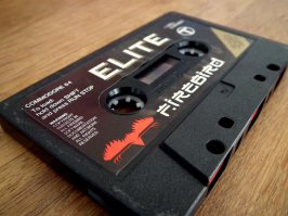 эпичная игруха, сохраняешься на кассету, станции, пираты, таргоны, миссия спасения, вся основная графика - исключительно в воображении ... эх время