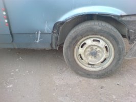 на уазике удар пришелся в самую крепкую часть "тела", а на легковушке в самую слабую часть - последствия предсказуемы.
мне об восьмерку три иномарки разбились.
вот последние последствия
до этого приходились удары непосредственно в задний бампер, там обходилось еще проще (снял бампер и алюминиевый швейлер выгибал)