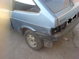 на уазике удар пришелся в самую крепкую часть "тела", а на легковушке в самую слабую часть - последствия предсказуемы.
мне об восьмерку три иномарки разбились.
вот последние последствия
до этого приходились удары непосредственно в задний бампер, там обходилось еще проще (снял бампер и алюминиевый швейлер выгибал)