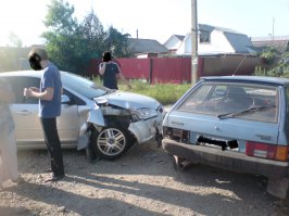 на уазике удар пришелся в самую крепкую часть "тела", а на легковушке в самую слабую часть - последствия предсказуемы.
мне об восьмерку три иномарки разбились.
вот последние последствия
до этого приходились удары непосредственно в задний бампер, там обходилось еще проще (снял бампер и алюминиевый швейлер выгибал)