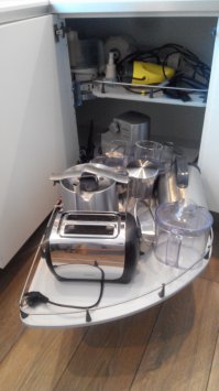 Большая часть советов сводится к тому, что надо что-то повесить на дверцу или на стену, а вот реальных советов, как адекватно организовать пространство для хранения не бывает.
Вот пример:
Попробуйте организовать место для крышек на дверце кухонного ящика.

И почему-то никто из советчиков не говорит о том, что это угловой шкаф в котором затруднен доступ к кухонной утвари в дальнем углу. Что толку вешать крышки на дверцу, если надо повытаскивать все кастрюли, которые на виду, чтобы достать нужную кастрюлю из глубины шкафчика, причем делать это на карачках?
А вот пример, как такая проблема решается в мебели нормальной конструкции (только что фотографии сделал):