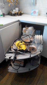 Большая часть советов сводится к тому, что надо что-то повесить на дверцу или на стену, а вот реальных советов, как адекватно организовать пространство для хранения не бывает.
Вот пример:
Попробуйте организовать место для крышек на дверце кухонного ящика.

И почему-то никто из советчиков не говорит о том, что это угловой шкаф в котором затруднен доступ к кухонной утвари в дальнем углу. Что толку вешать крышки на дверцу, если надо повытаскивать все кастрюли, которые на виду, чтобы достать нужную кастрюлю из глубины шкафчика, причем делать это на карачках?
А вот пример, как такая проблема решается в мебели нормальной конструкции (только что фотографии сделал):