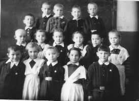 Нам, в провинции, было по барабану из чего там шьют форму и ходили многие в старших классах, как хотели и в чем хотели, девчонки ходили сами в форме (не все) во-первых, довольно мило смотрелась эта одежда, во-вторых, не все могли позволить себе одеваться так, как нравилось.