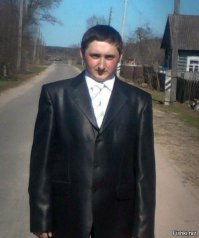 Насколько я помню, этот модник как-раз и прославился критикой дорогих костюмов от известных брендов. Кто-то полез на его страничку и выложил под его комментами его же фото в очень "стильном" костюме для сравнения.