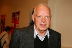 На актера Александра Потапова похож.