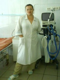 Халат и брюки-вот реальный дресскод больницы,ну или роба))