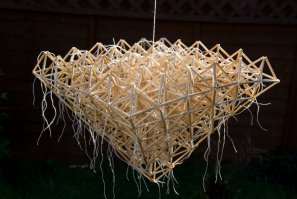 Не совсем Salavecis это тот же Дед мороз но по латышски, а в моем детстве был Ziemsvētku vecītis, Рождестженский дедок или дедуля (уменьшительное от дед)но он тоже не местный он северногерманский Weihnachtsmann. Сами латыши на зимнее солнцестояние вместо елок (тоже немецкое нововведение но Рыжсского происхождения)  декорировали дом трехмерными орнаментами из соломы (puzuri), ели специальную кашу, горох, бобы,копченный и тушений с квашеной капустой свиную голову, пироги. Тащили бревно через село собирая несчастя, которие потом вместе с бревном сжигали. Обязательно шли в баню. Одевали маски (медведь, цапля, смерть, большая баба, мелкий мужик, циган итд.) и ходили по соседям. Гадали и веселились, но подарков не дарили и не получали. Подарки сначала в усадьбах по германскому обычаю господа начали дарить обслуге, потом это распространилось.