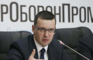 Итоги 2015 года

Что можно сказать по итогам завершающегося года.

обещания на 2015 год
Провал по всем направлениям – как экспорту, так и поставкам для нужд вооруженных сил Украины.

Оплот – провал (заявлено 40, изготовлено и передано заказчику – 5),
Дозор – провал (заявлено 150, потом 50, изготовлено 7),
модернизация танков – одни обещания.

В итоге средней степени качества ремонт и покраска стареньких Т-64БВ, БМП-1, БРДМ-2. ВСУ за 2015 г. получили (отремонтированных) 9 самолетов, 9 вертолетов и 316 танков 
(.
 Самое прикольное  эти фантазеры говорят, что вот эти триста отремонтированных танков это «больше чем выпущено за все годы независимости»…
Для сравнения приведу цифру по капитальному ремонту танков только ОДНОГО не самого мощного российского БТРЗ № 61 за 2015 год – 188 танков Т-72 и Т-80.

Из реальных  «достижений» можно назвать передачу ВСУ и НГ и находящихся в ее составе организаций модернизированных африканских Т-64Б1М и Т-72Б1-1050, предназначавшихся для Конго и Эфиопии. Также ВСУ перепало и некоторое количество предназначавшихся для инозаказчиков  Т-72АВ и Т-72Б. Результат будет в полная потеря доверия к Украинской продукции военного назначения у любых зарубежных партнеров, даже в странах «четвертого» мира.

Что же они на 1 млрд. поставили за рубеж в 2015 остается загадкой.
источник

 

Единственное в чем дела у госконцерна идут хорошо так это в саморекламе, обычно, десяток раз вызывают журналистов показывая пару собранных на коленке «Дозоров» либо делают заявления о том как очень скоро, ну через годик начнут выпускать сотни новых танков и бронемашин. Еще они мастера по постоянному назначению новых директоров предприятий, (по 4 за 1,5 года на пока еще Заводе имени Малышева и КБТЗ !) правда наладить их работу это никак не помогает.
Кстати с пиаром тоже, иногда, косяки выходят, вот светится постоянно в СМИ зам начальника Сергей Пинькас, или директор БТРЗ 115 Виктор Козонак, рассказывали о неимоверных победах и достижениях в стиле «Воскресший завод», а потом как-то резко пропадали из видимости.

Кстати, уже появились данные, что самый терпеливый заказчик украинской бронетехники Таиланд уже активно присматривается к альтернативам «Оплоту» - россиянам и китайцам (.  

Если бы контракт с Таиландом был достойно выполнен, то 49 танками он бы не ограничился. И сколько не меняют исполняющих обязанности директоров завода «Оплотов» больше не становится.