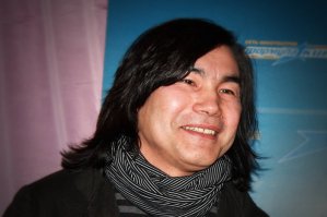 а кто тогда выбросился из окна??казах какой то тоже кажется в астудио солистом был