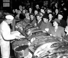 Фото, где мужик с коньяком не первом плане - это ближе к 90-м. От СССР осталось только название.