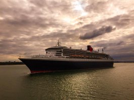 Прошлым летом когда плыли в Саутгэмптон, то встретили Queen Mary 2. Он просто поразительный! Дух захватывает при его виде!