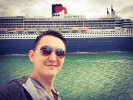 Прошлым летом когда плыли в Саутгэмптон, то встретили Queen Mary 2. Он просто поразительный! Дух захватывает при его виде!